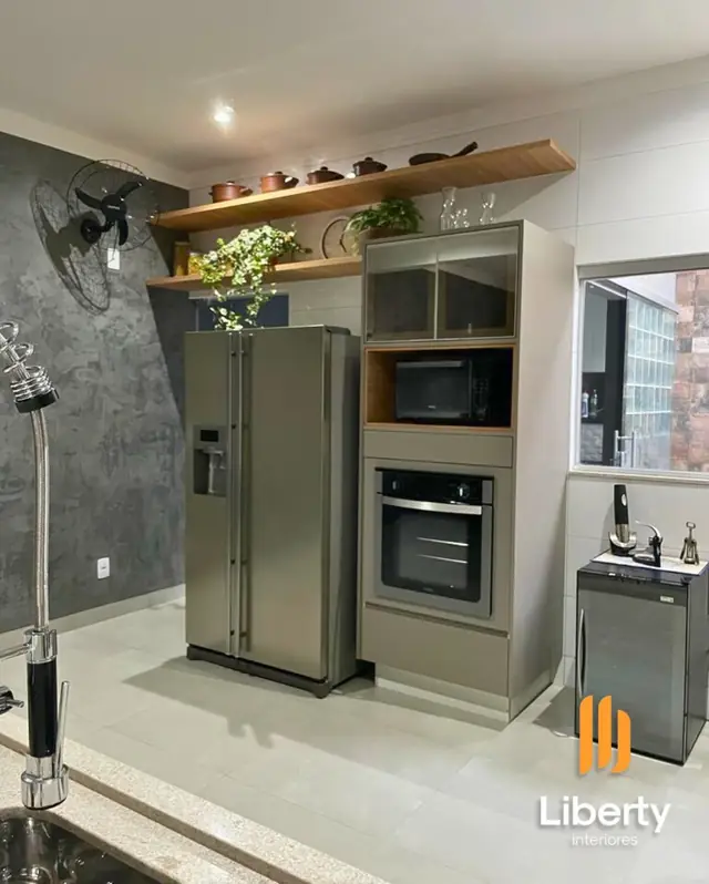 Cozinha planejada com torre de eletros e prateleiras
